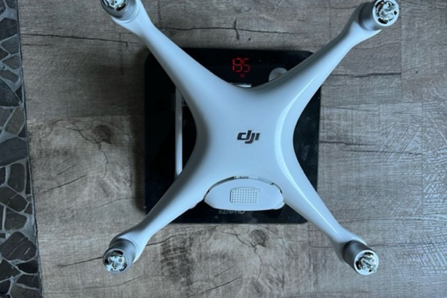 DJI Phantom 4 auf Waage